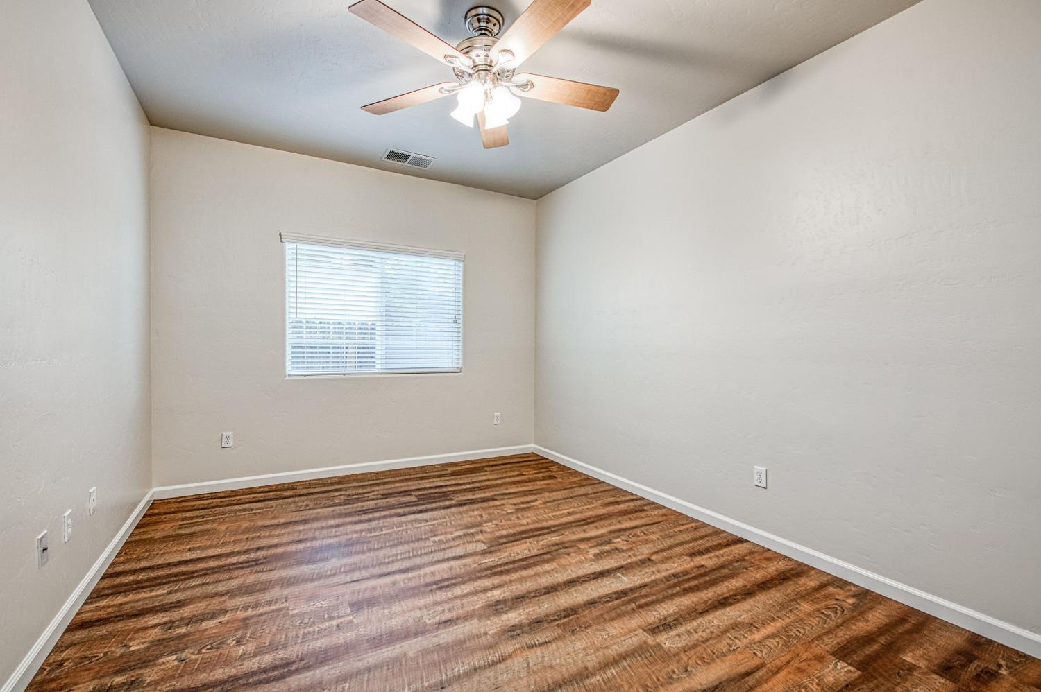 3040 Holland Ave, Clovis, CA 93619