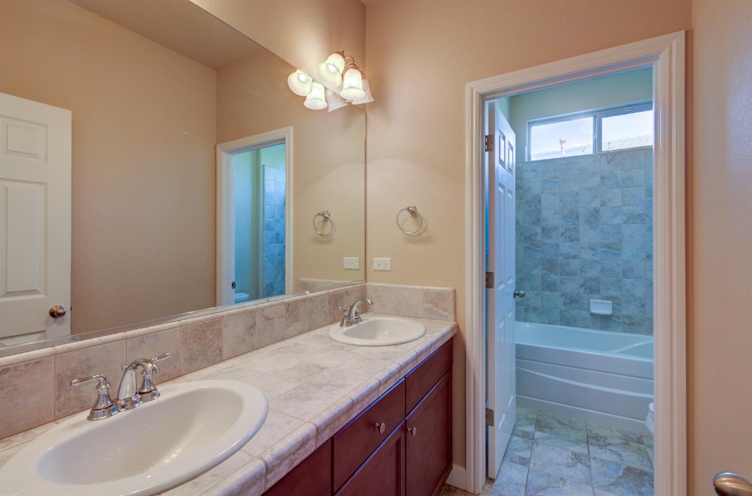 3285 Lincoln Ave, Clovis, CA 93619