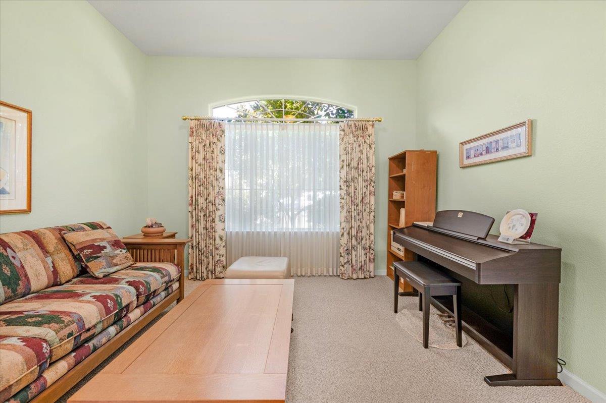2484 Twain Ave, Clovis, CA 93611