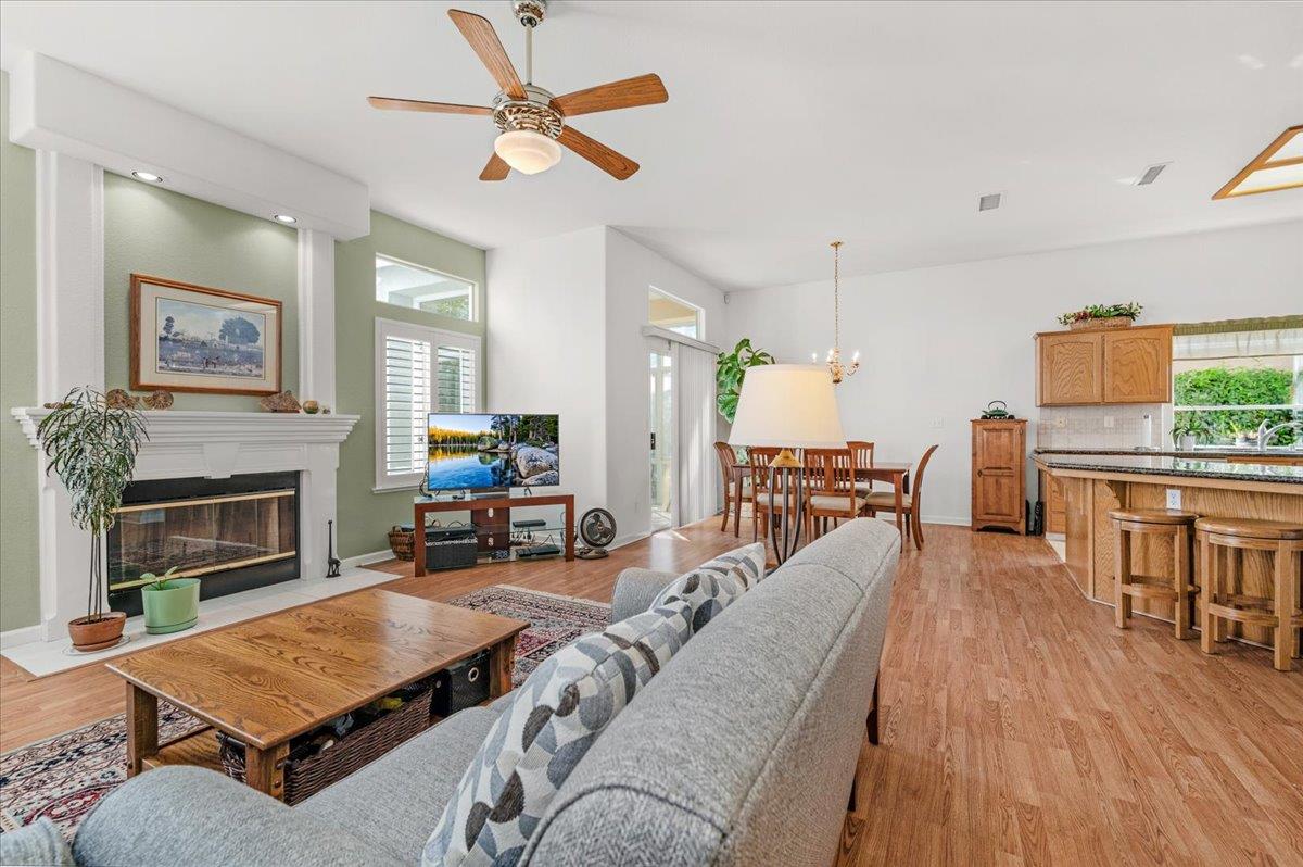 2484 Twain Ave, Clovis, CA 93611