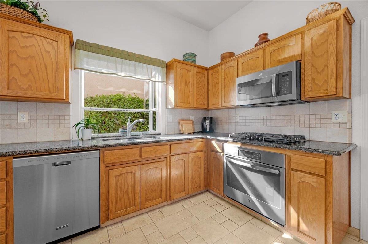 2484 Twain Ave, Clovis, CA 93611