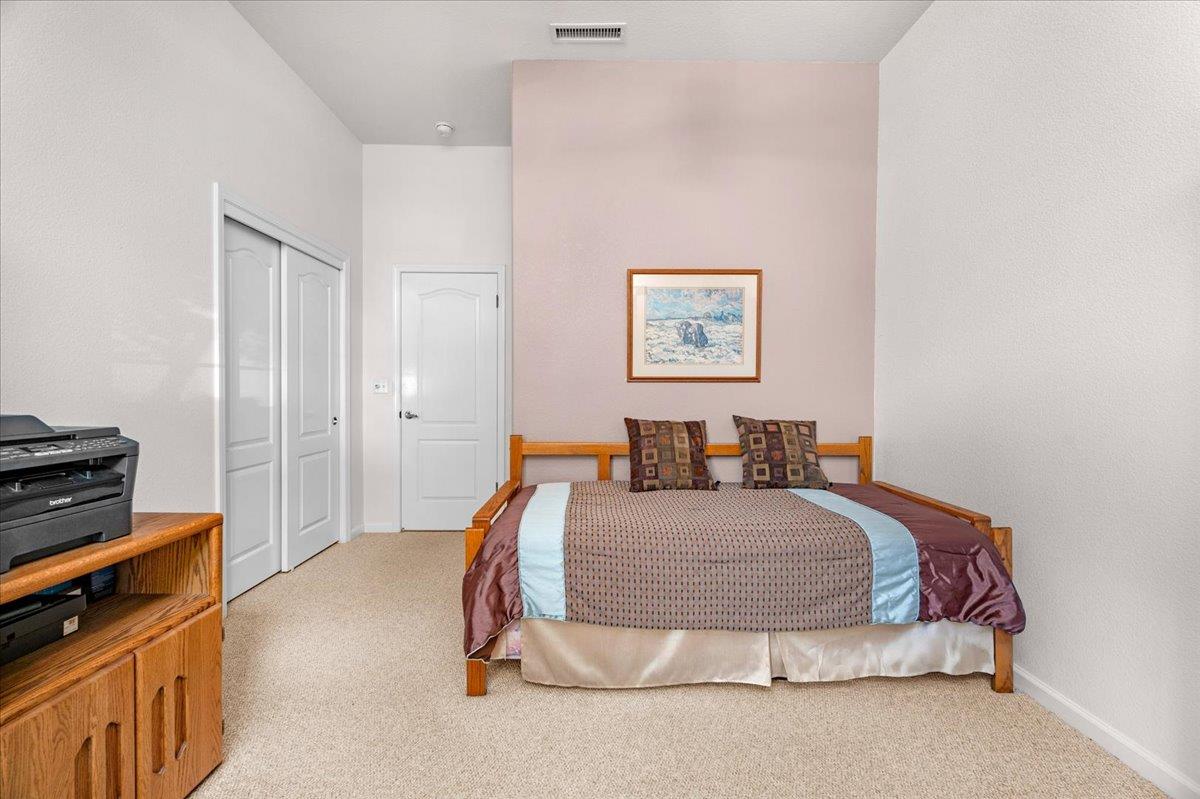 2484 Twain Ave, Clovis, CA 93611