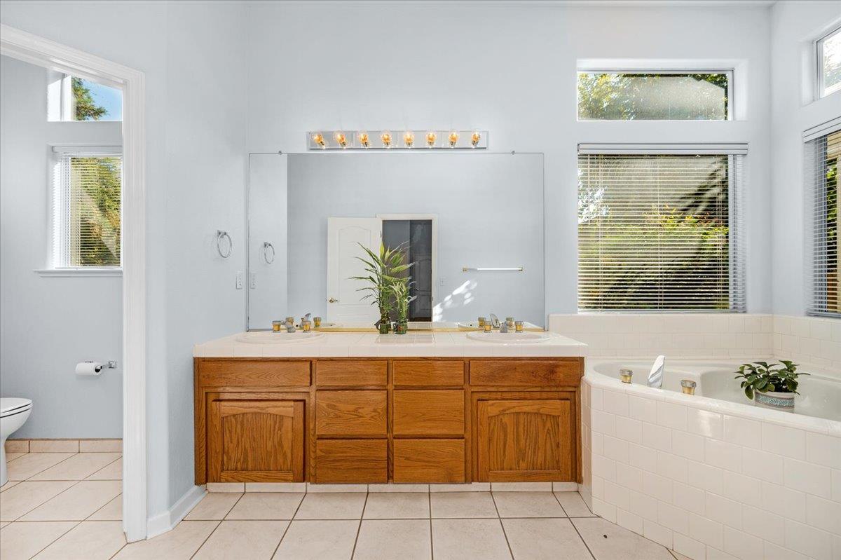 2484 Twain Ave, Clovis, CA 93611