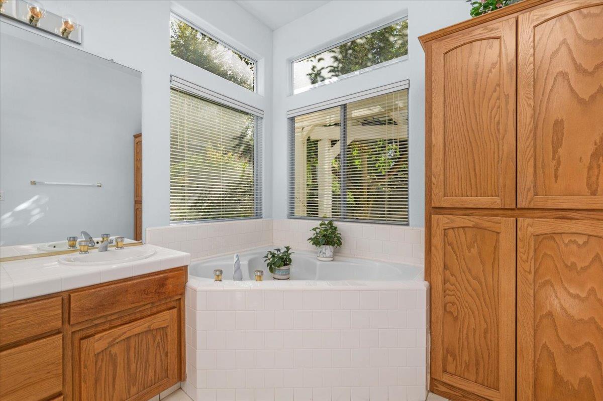 2484 Twain Ave, Clovis, CA 93611