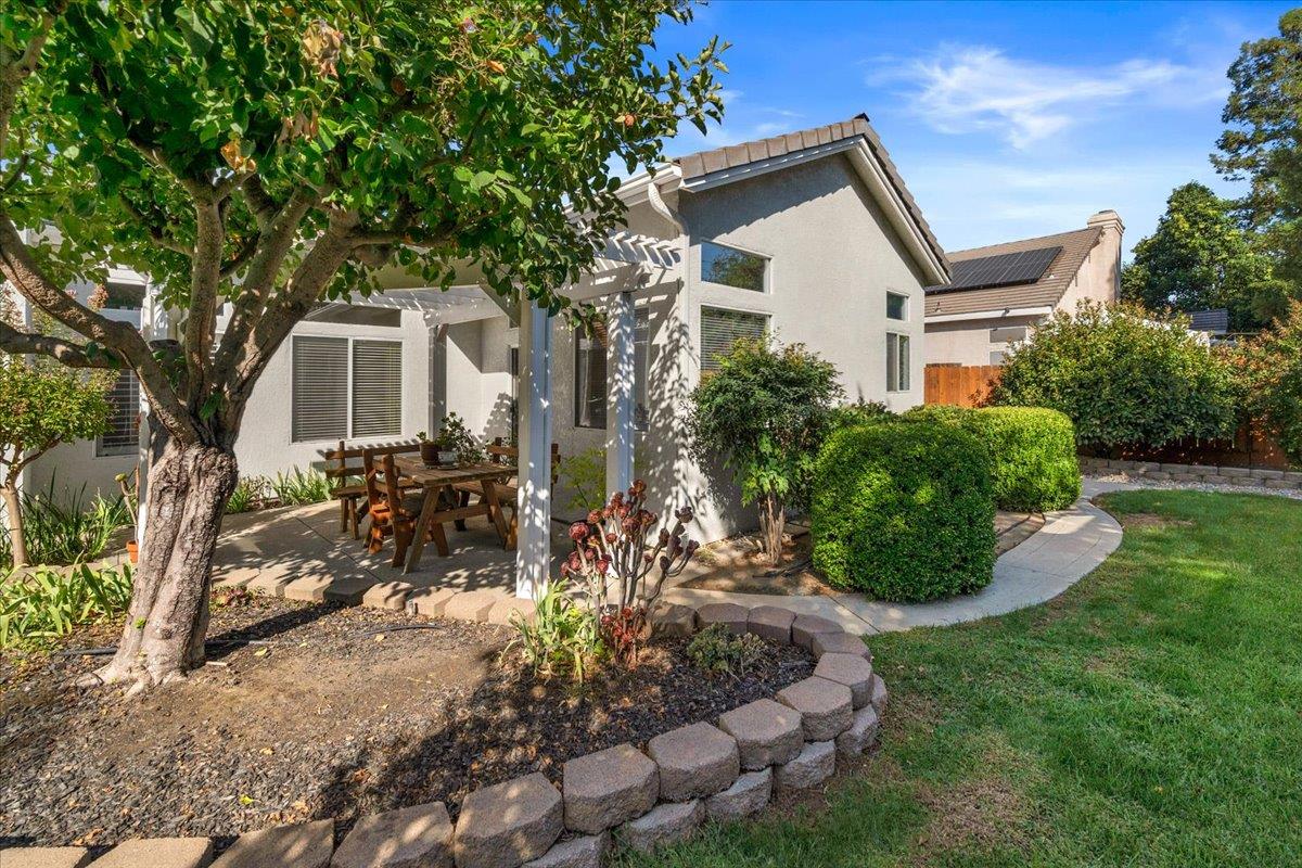 2484 Twain Ave, Clovis, CA 93611