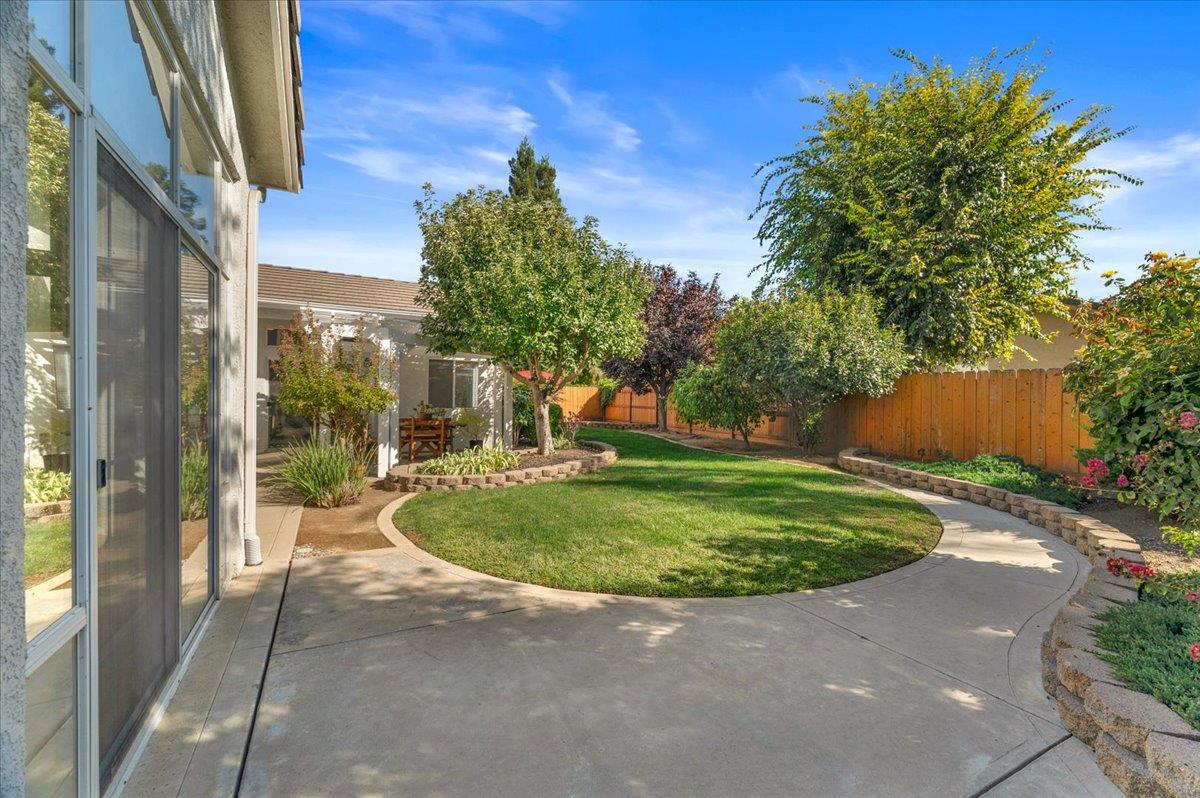 2484 Twain Ave, Clovis, CA 93611