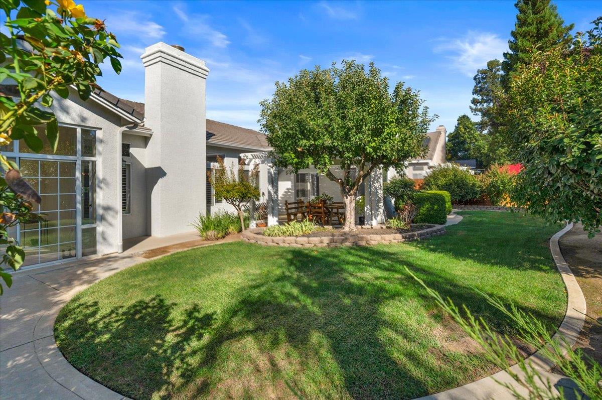 2484 Twain Ave, Clovis, CA 93611