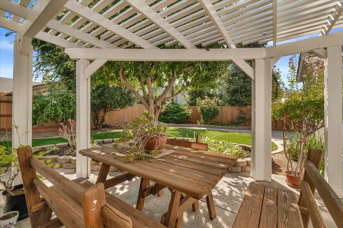 2484 Twain Ave, Clovis, CA 93611