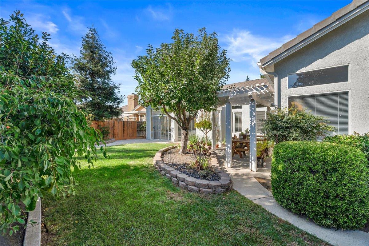 2484 Twain Ave, Clovis, CA 93611