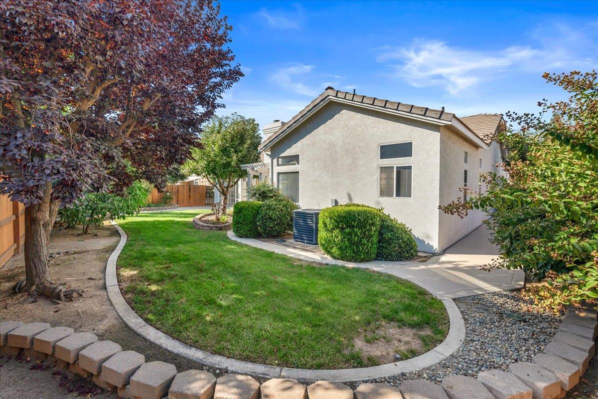 2484 Twain Ave, Clovis, CA 93611