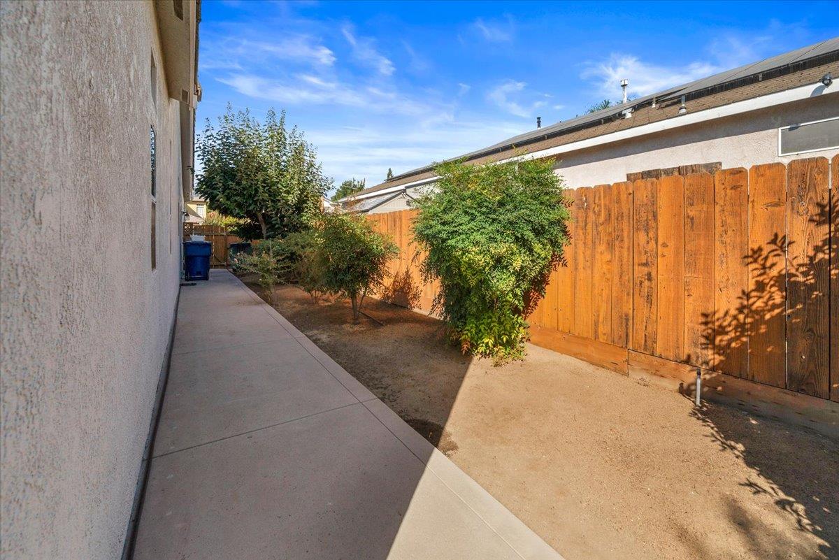 2484 Twain Ave, Clovis, CA 93611