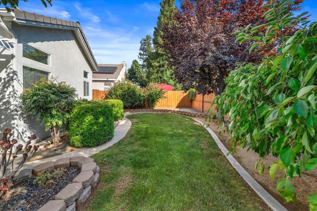 2484 Twain Ave, Clovis, CA 93611