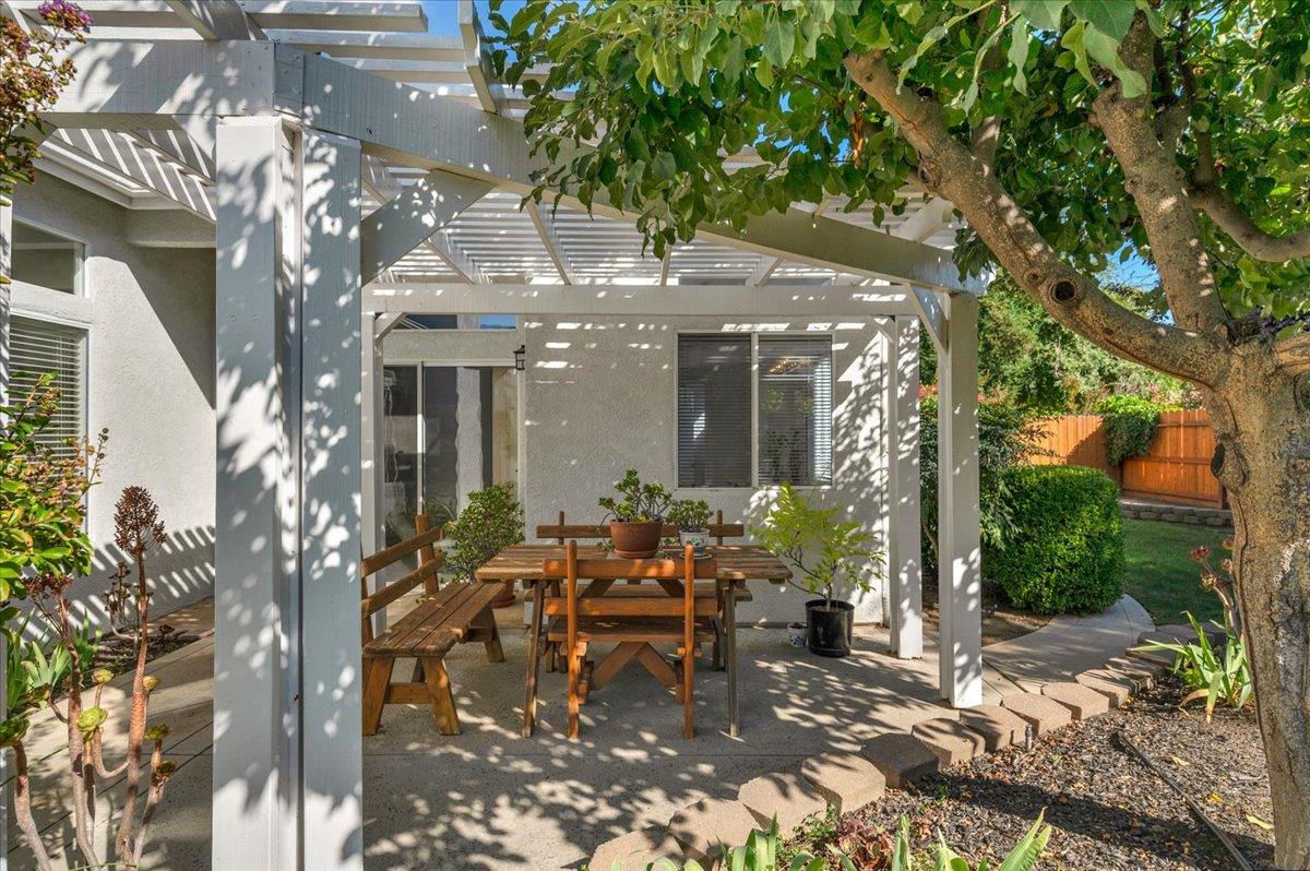 2484 Twain Ave, Clovis, CA 93611