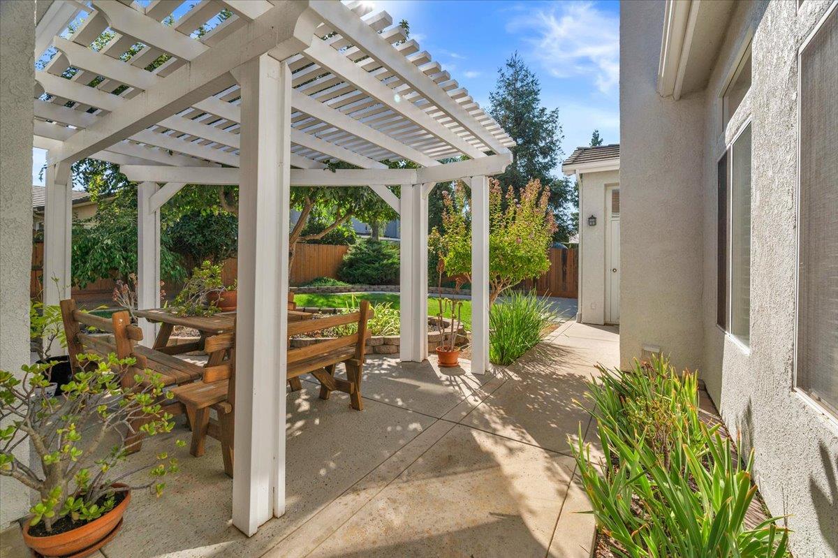 2484 Twain Ave, Clovis, CA 93611