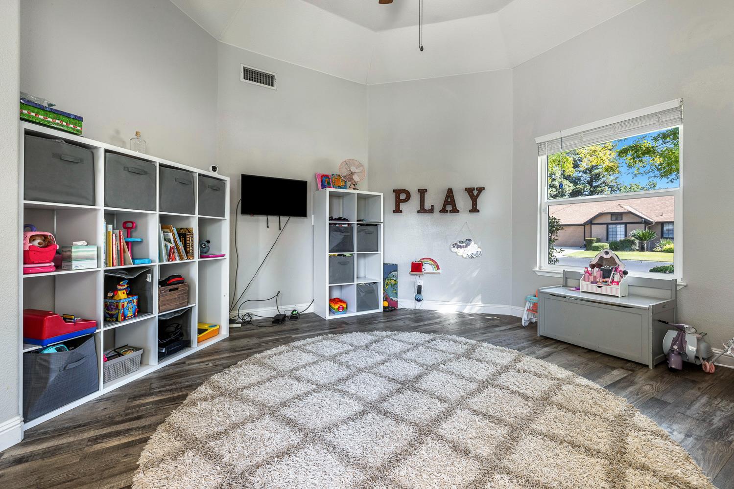 503 W Athens Ave, Clovis, CA 93611