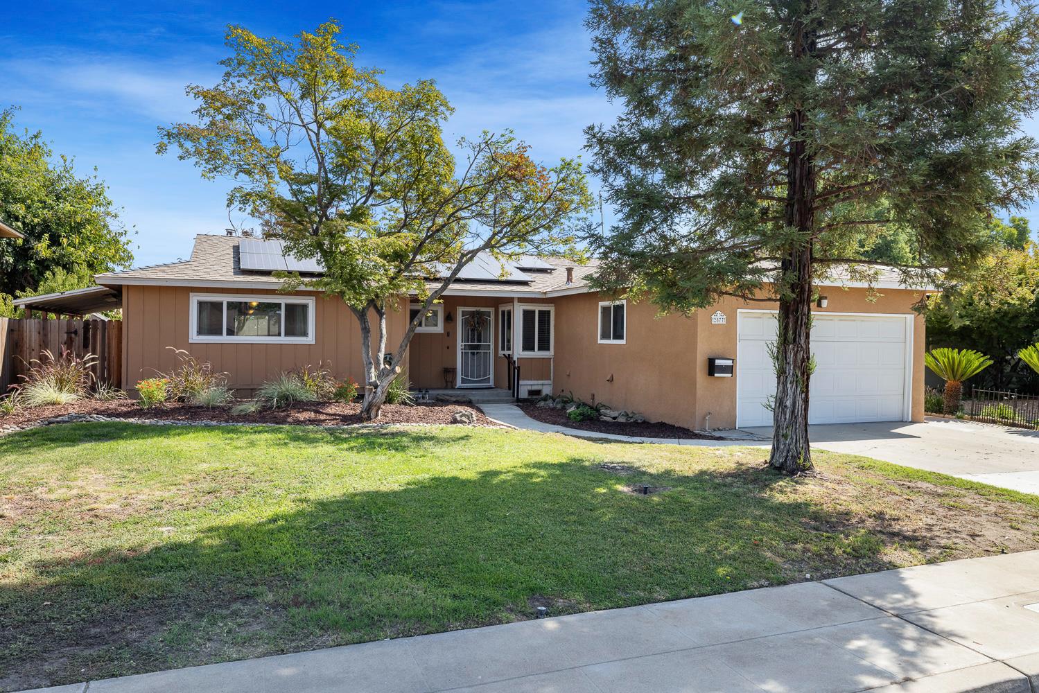 2877 Caesar Ave, Clovis, CA 93612