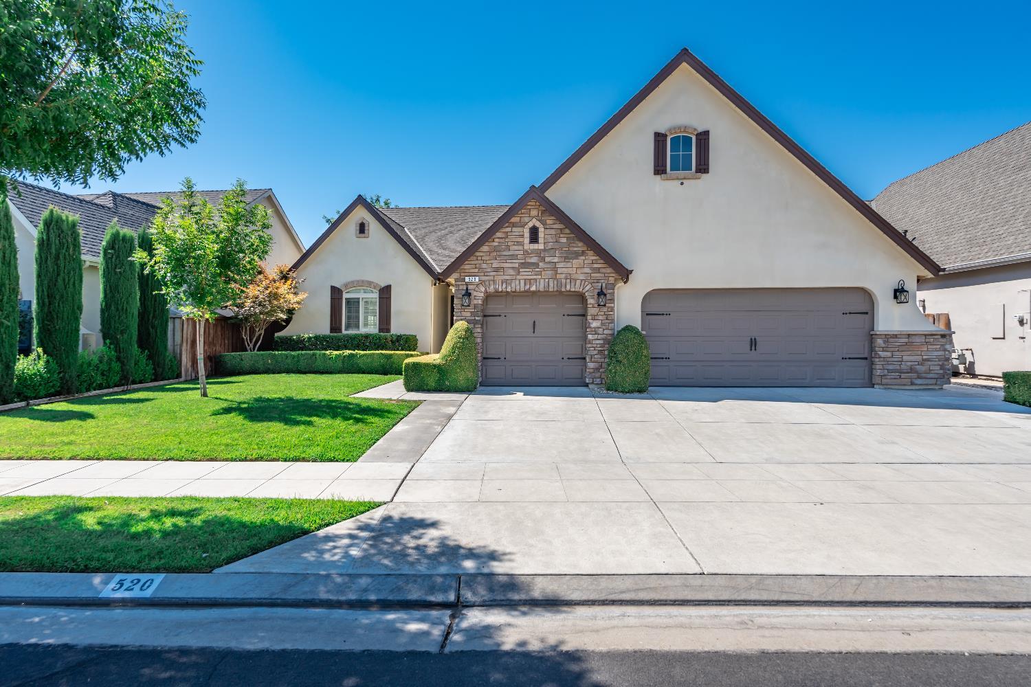 520 W Warwick, Clovis, CA 93619