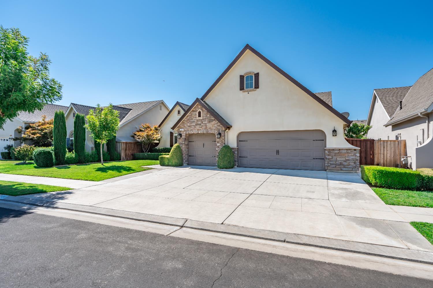 520 W Warwick, Clovis, CA 93619