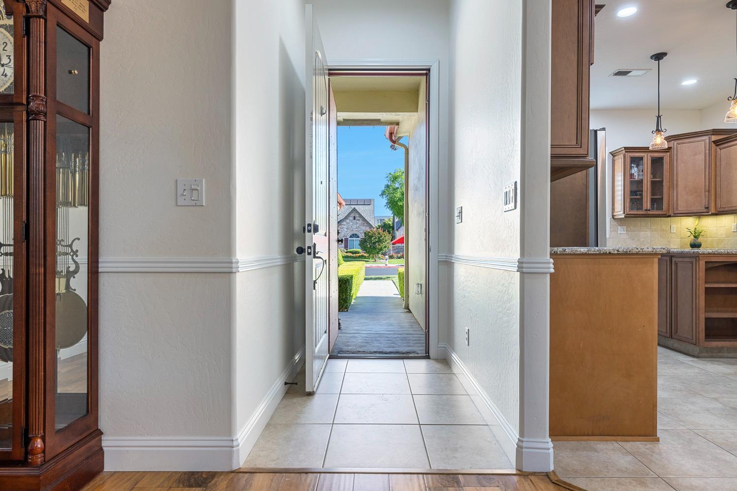 520 W Warwick, Clovis, CA 93619