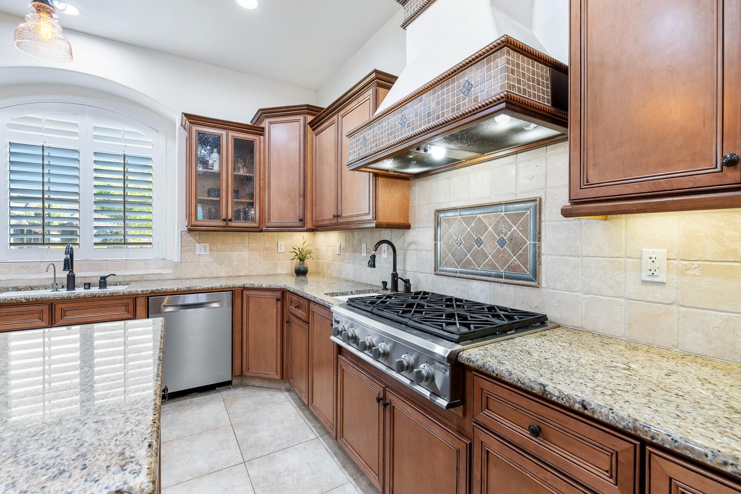 520 W Warwick, Clovis, CA 93619