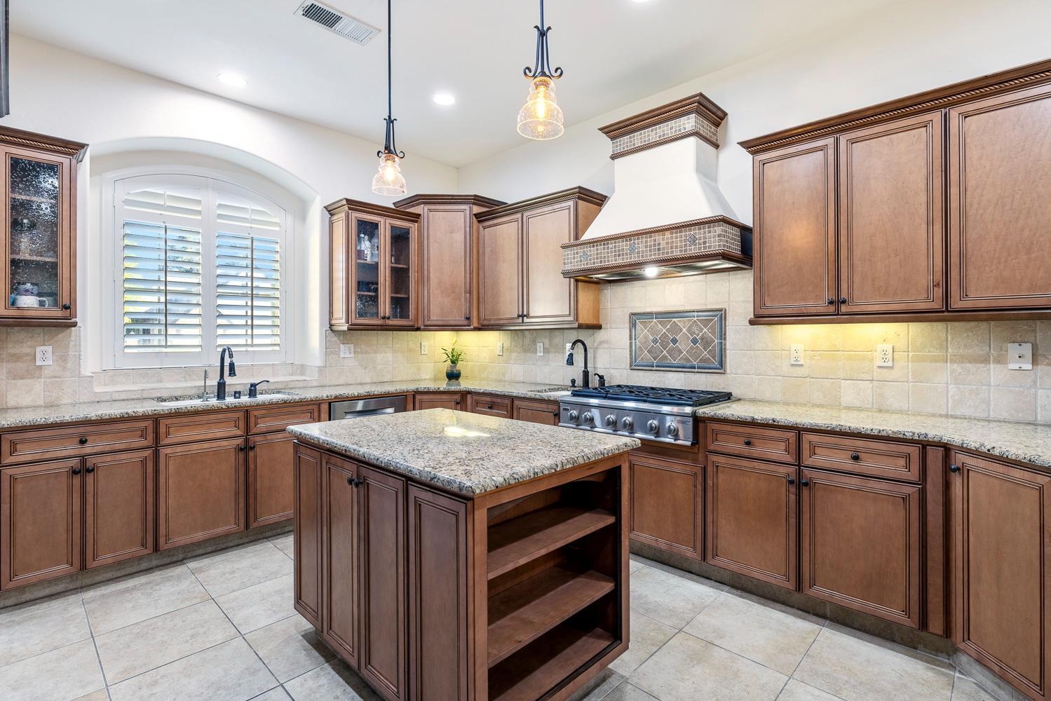520 W Warwick, Clovis, CA 93619