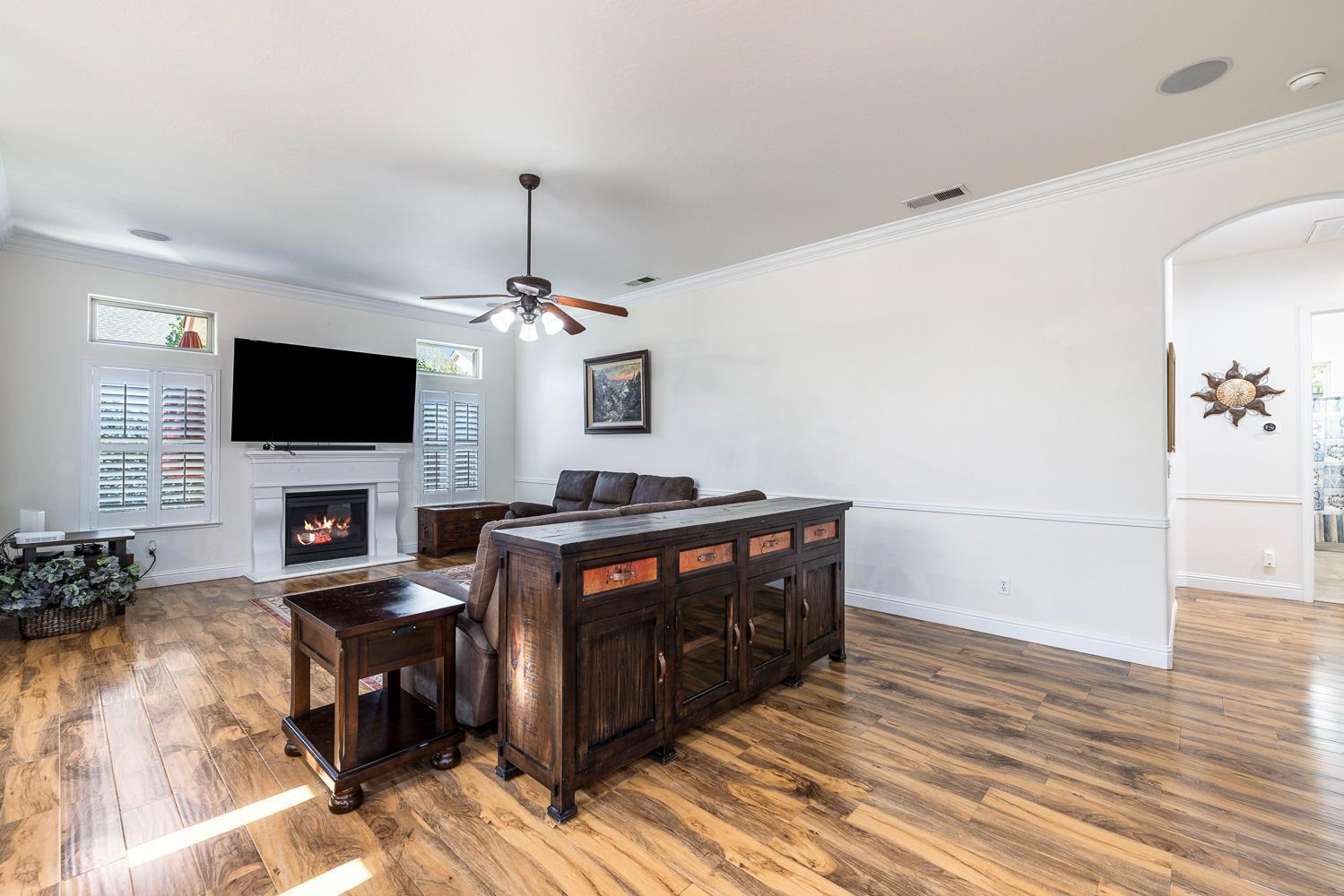 520 W Warwick, Clovis, CA 93619