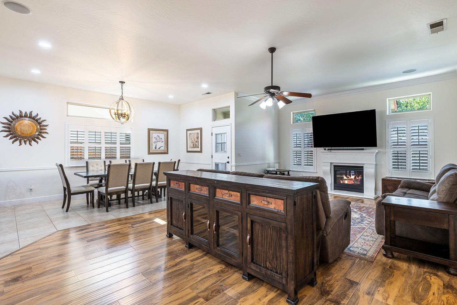 520 W Warwick, Clovis, CA 93619