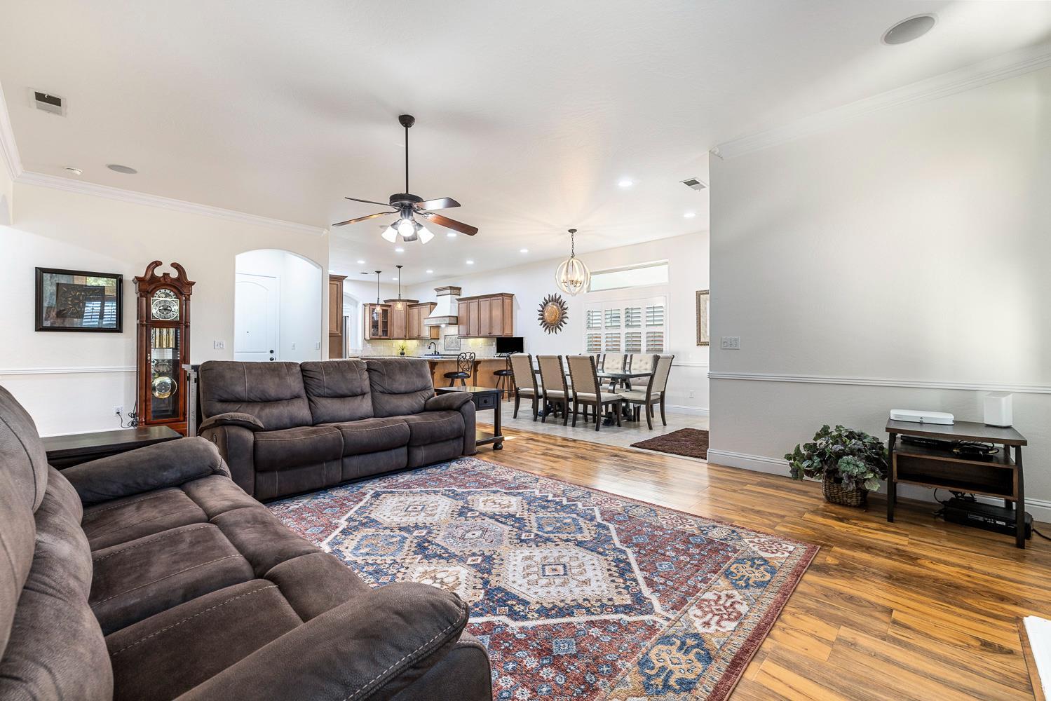 520 W Warwick, Clovis, CA 93619