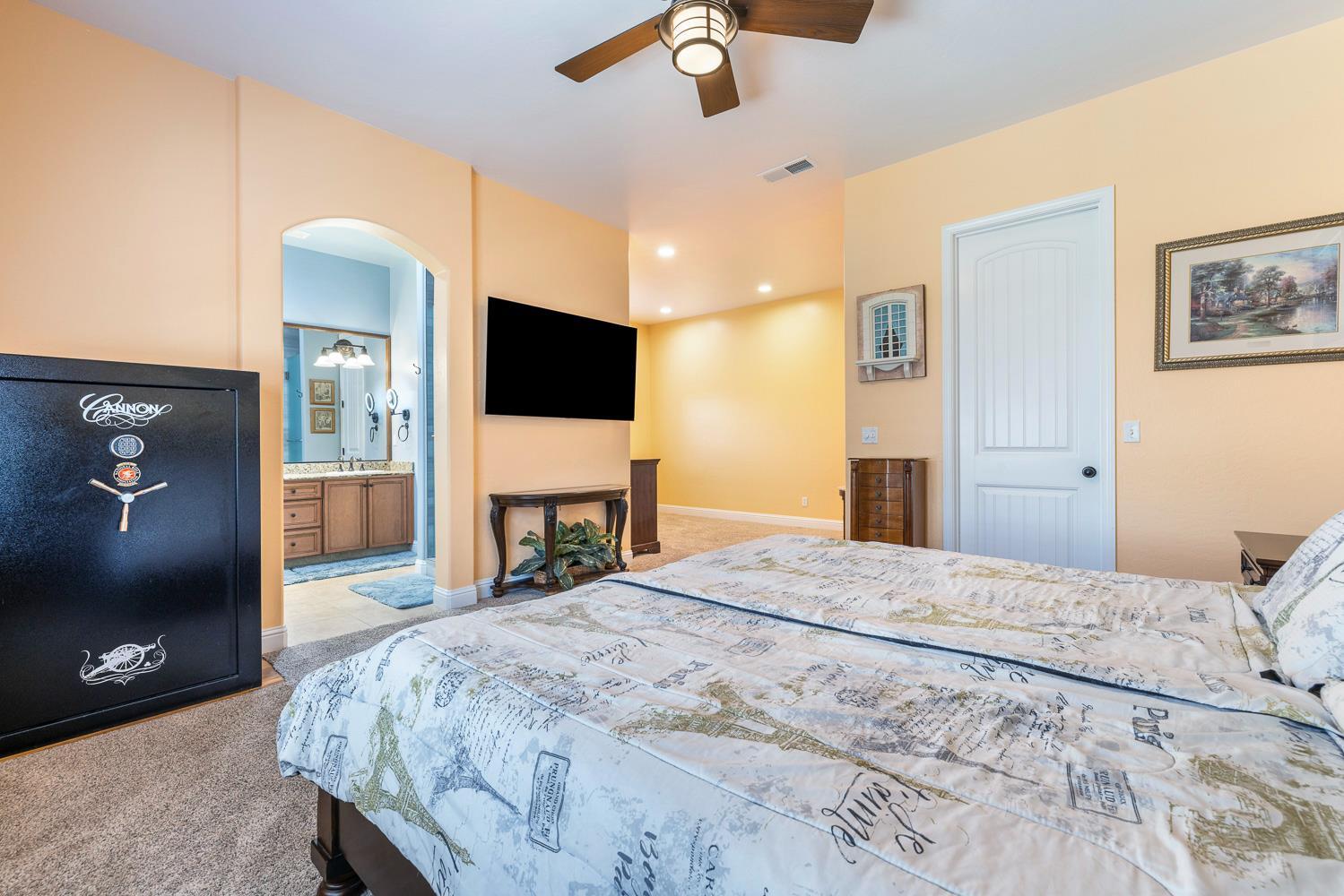 520 W Warwick, Clovis, CA 93619