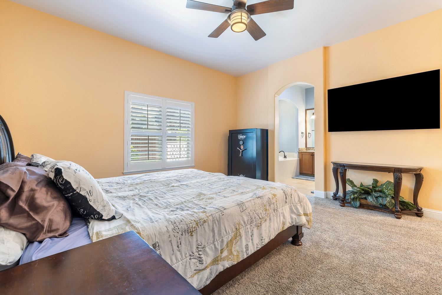 520 W Warwick, Clovis, CA 93619