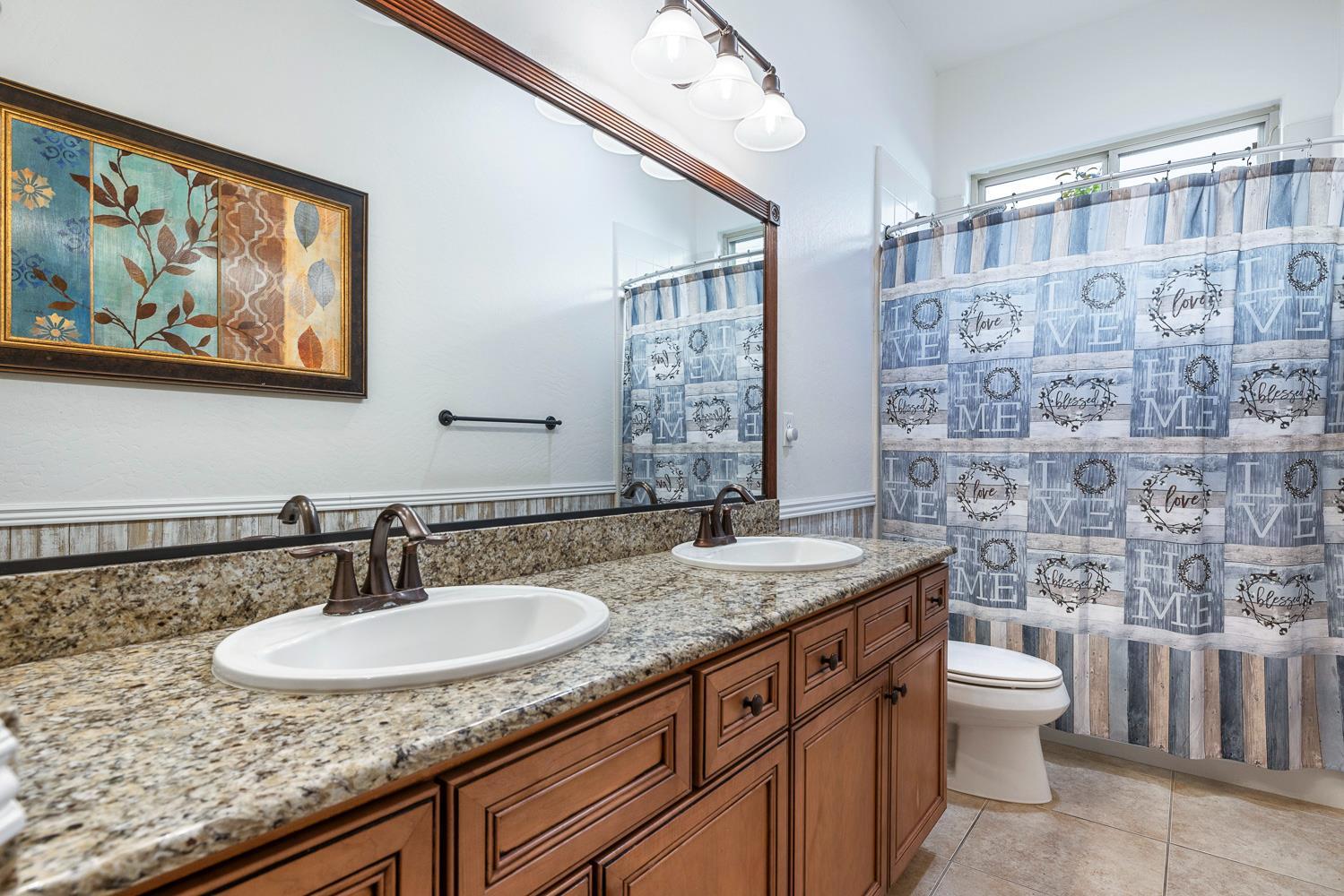 520 W Warwick, Clovis, CA 93619