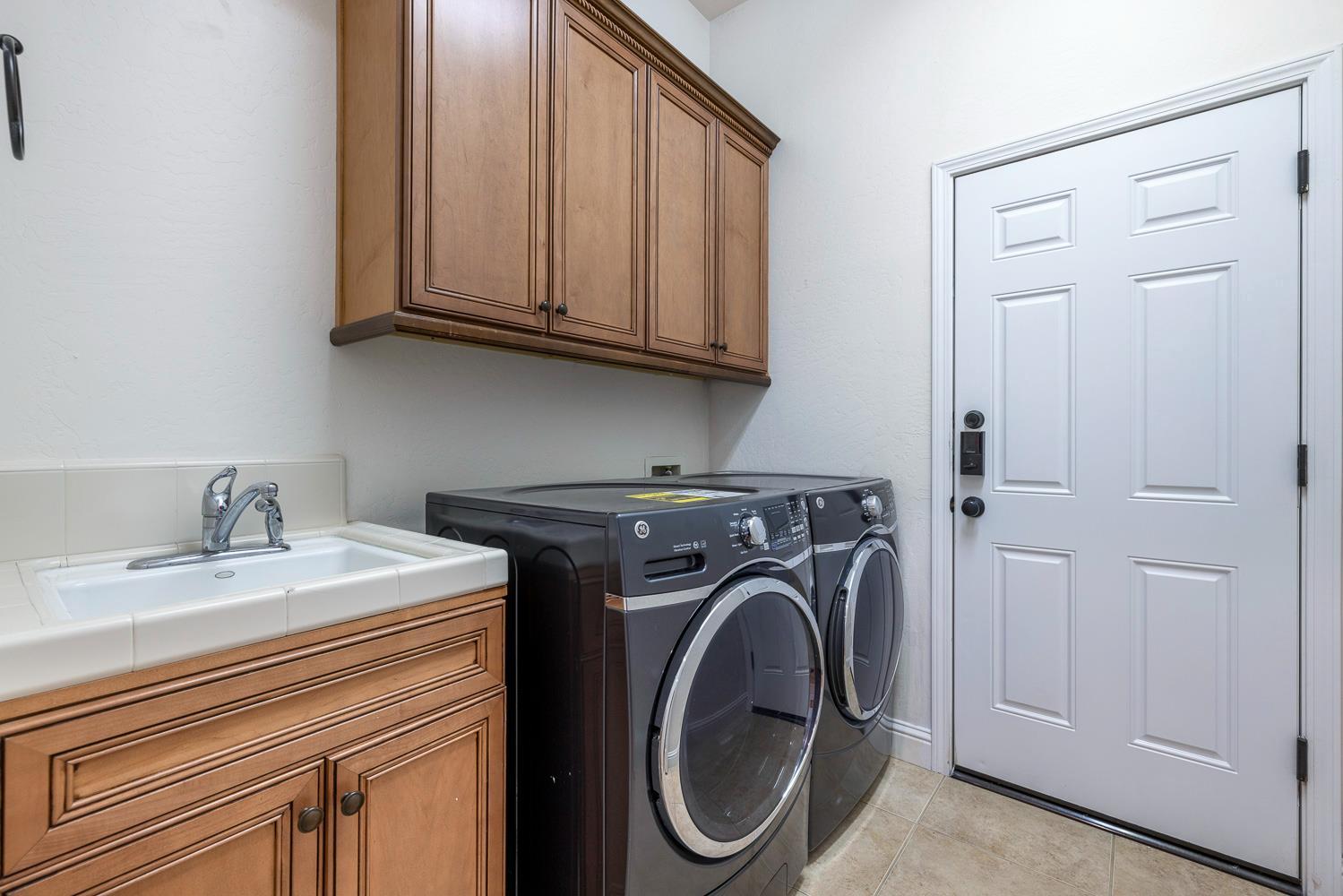 520 W Warwick, Clovis, CA 93619