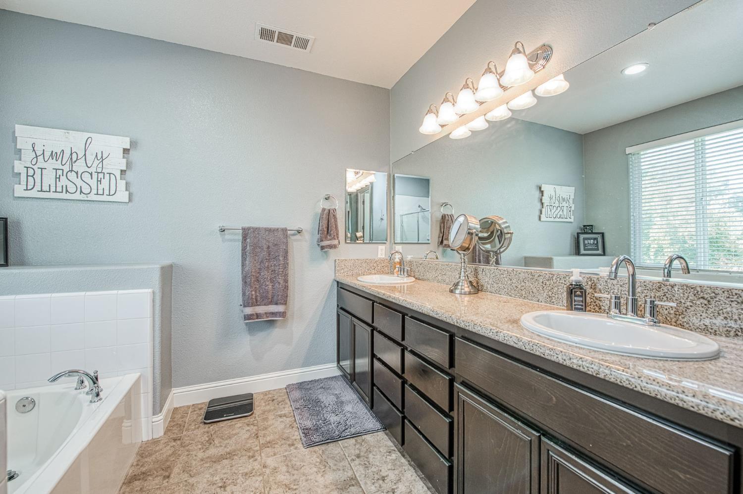 1697 Whiteash Ave, Clovis, CA 93619