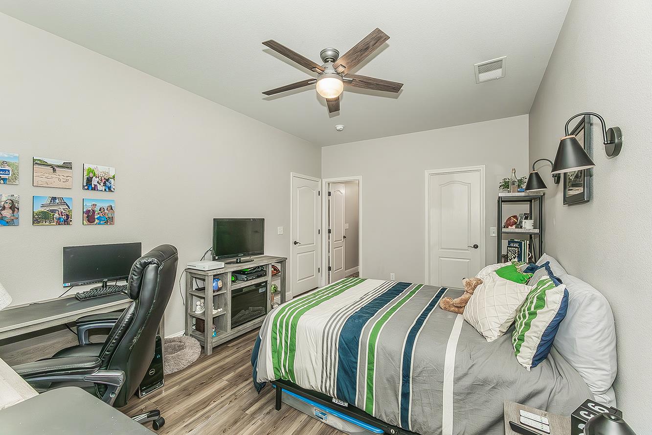 1175 Applegate Ave, Clovis, CA 93611