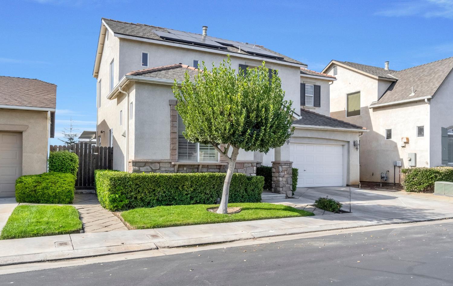 1916 N Tuscany Ln, Clovis, CA 93619