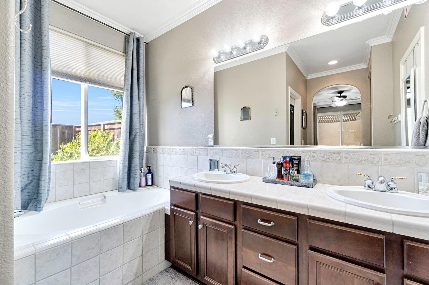 1916 N Tuscany Ln, Clovis, CA 93619