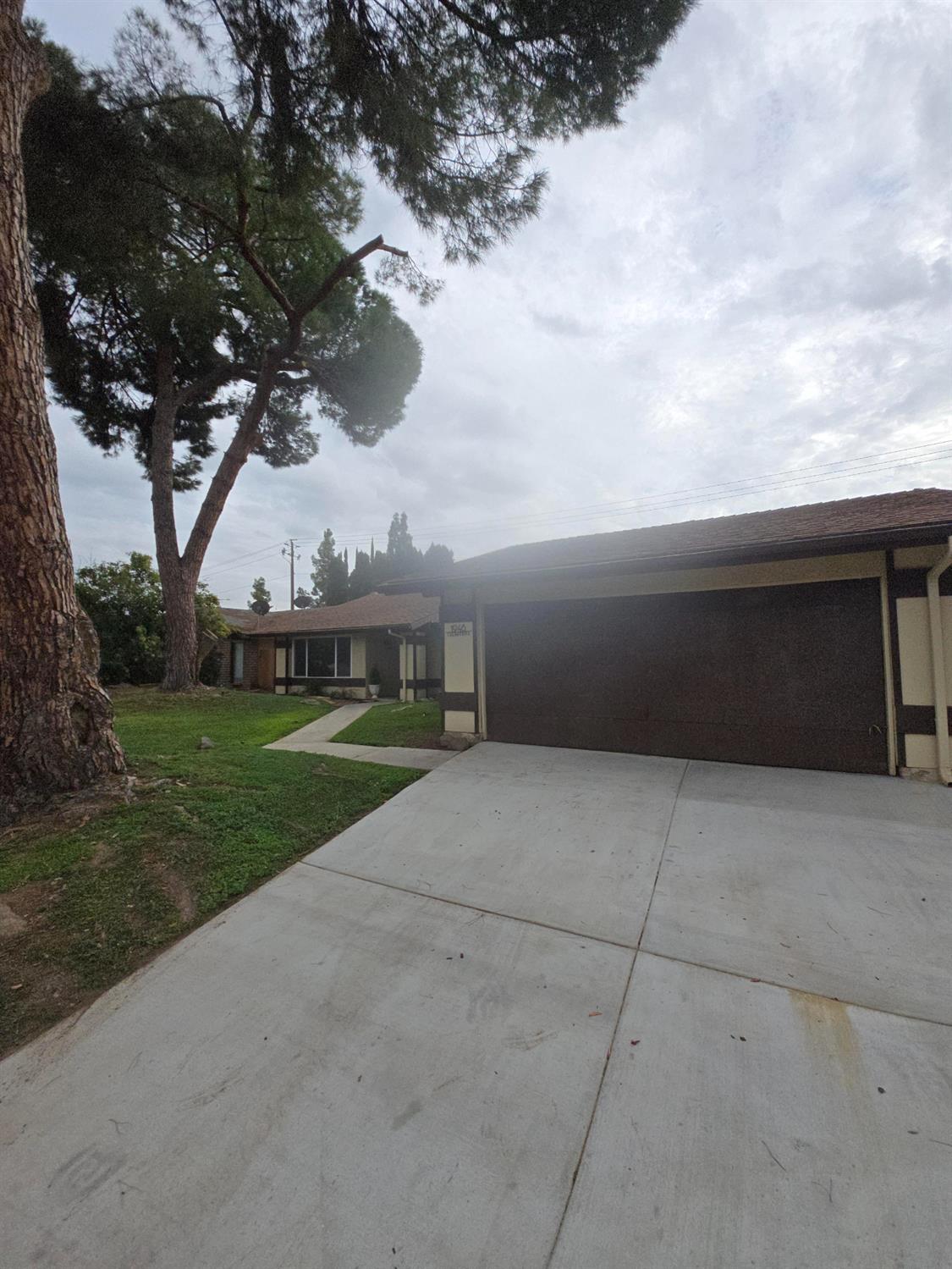 1946 Calimyrna Ave, Clovis, CA 93611