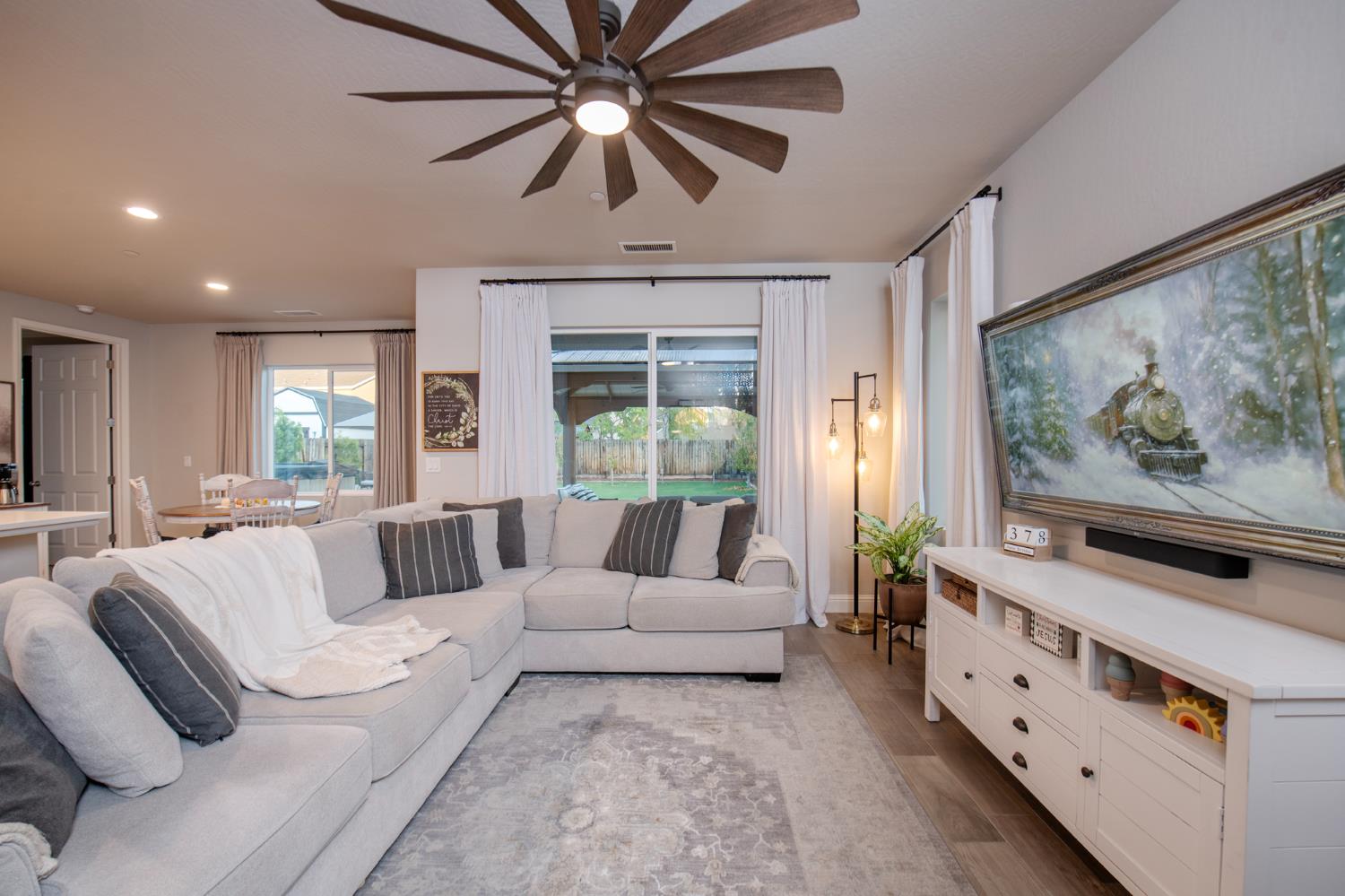 2121 Descanso Ave, Clovis, CA 93619