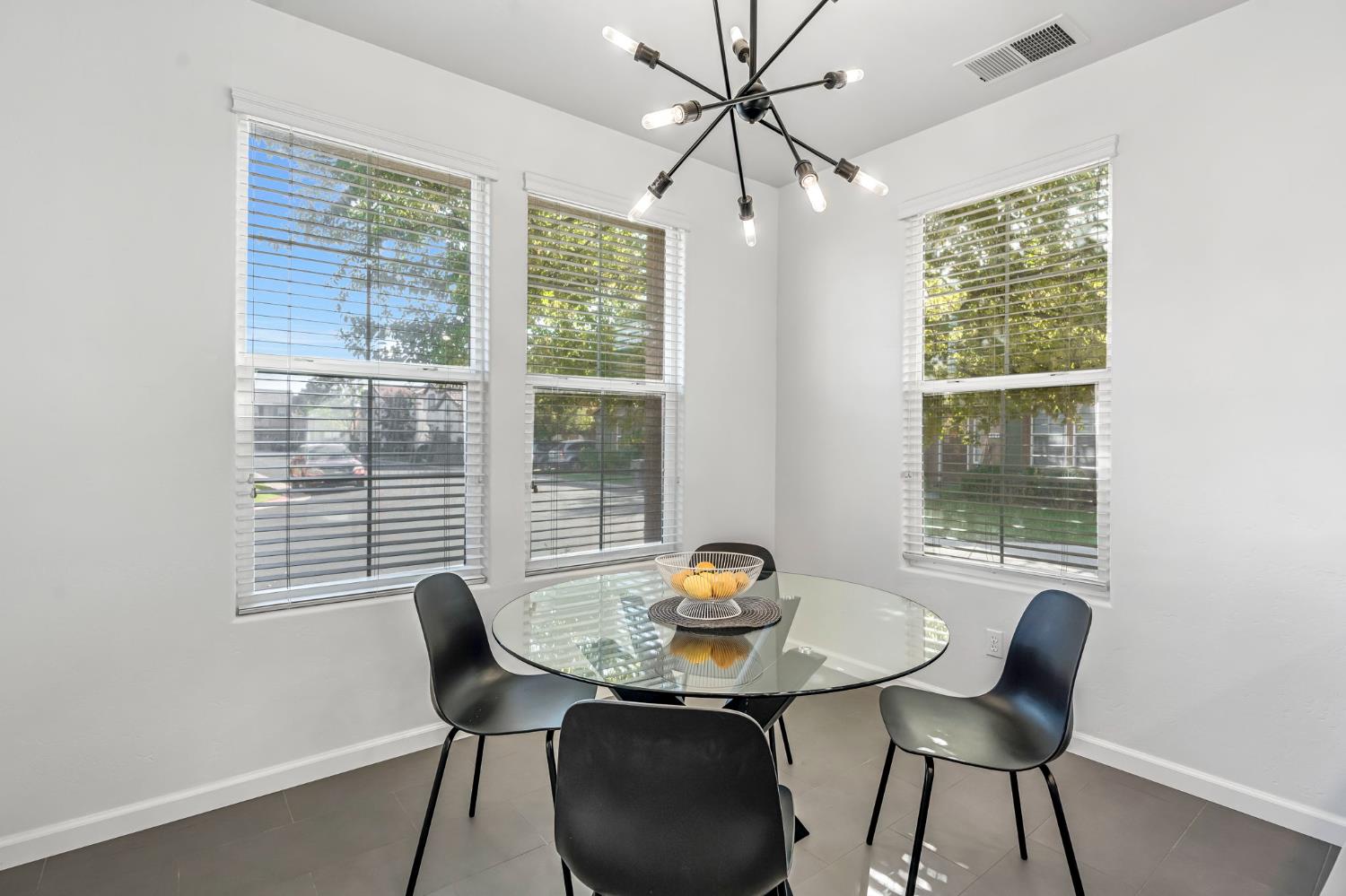 1856 N La Rue Ln, Clovis, CA 93619