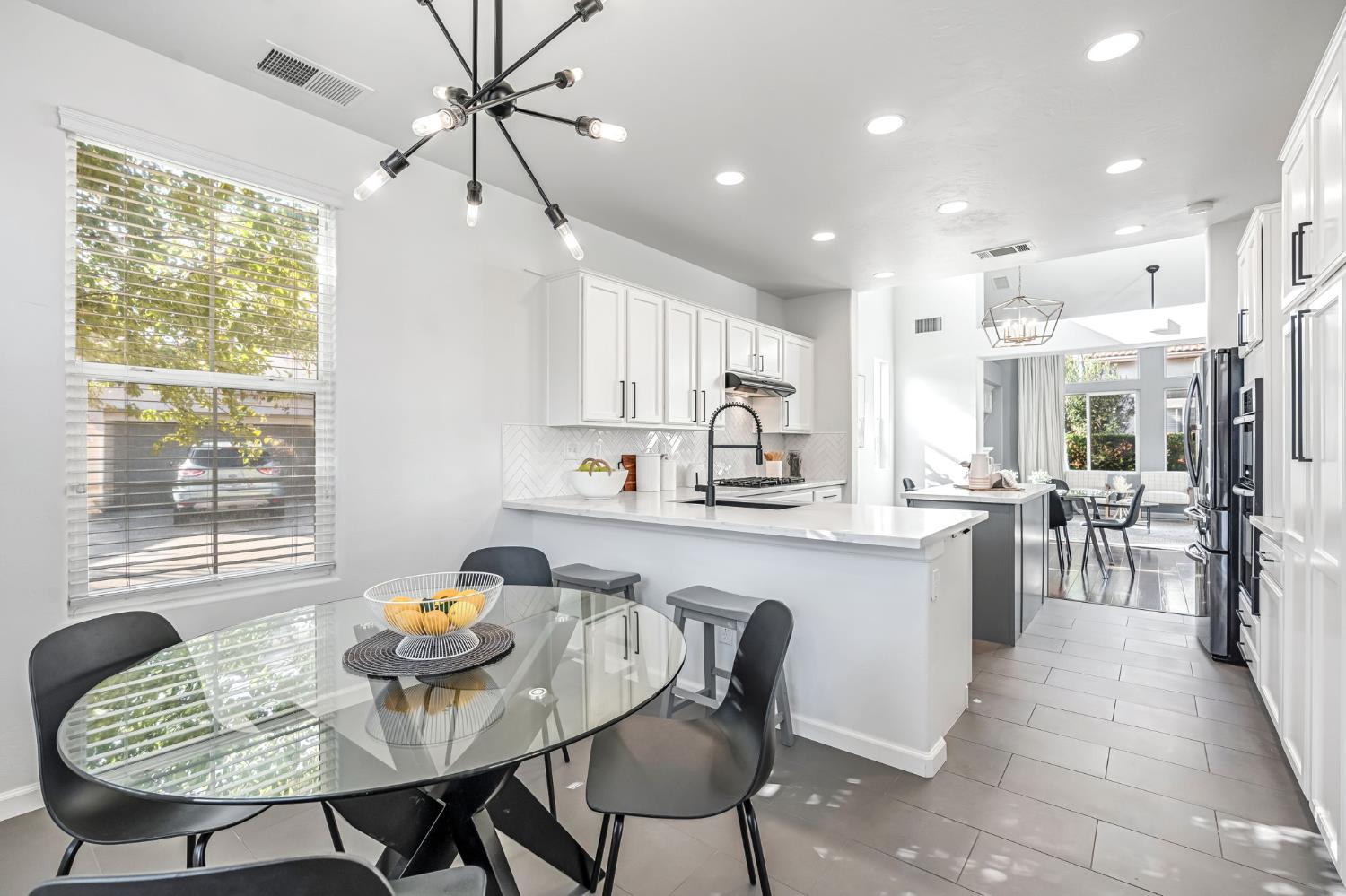 1856 N La Rue Ln, Clovis, CA 93619