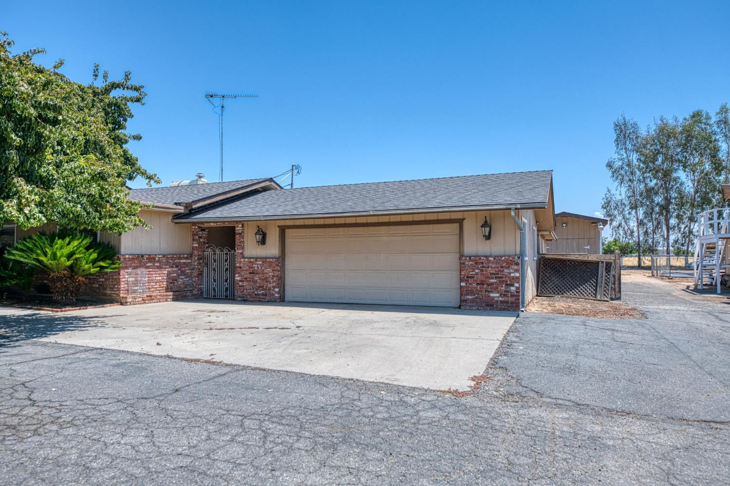5400 AMBER Ave, Clovis, CA 93619