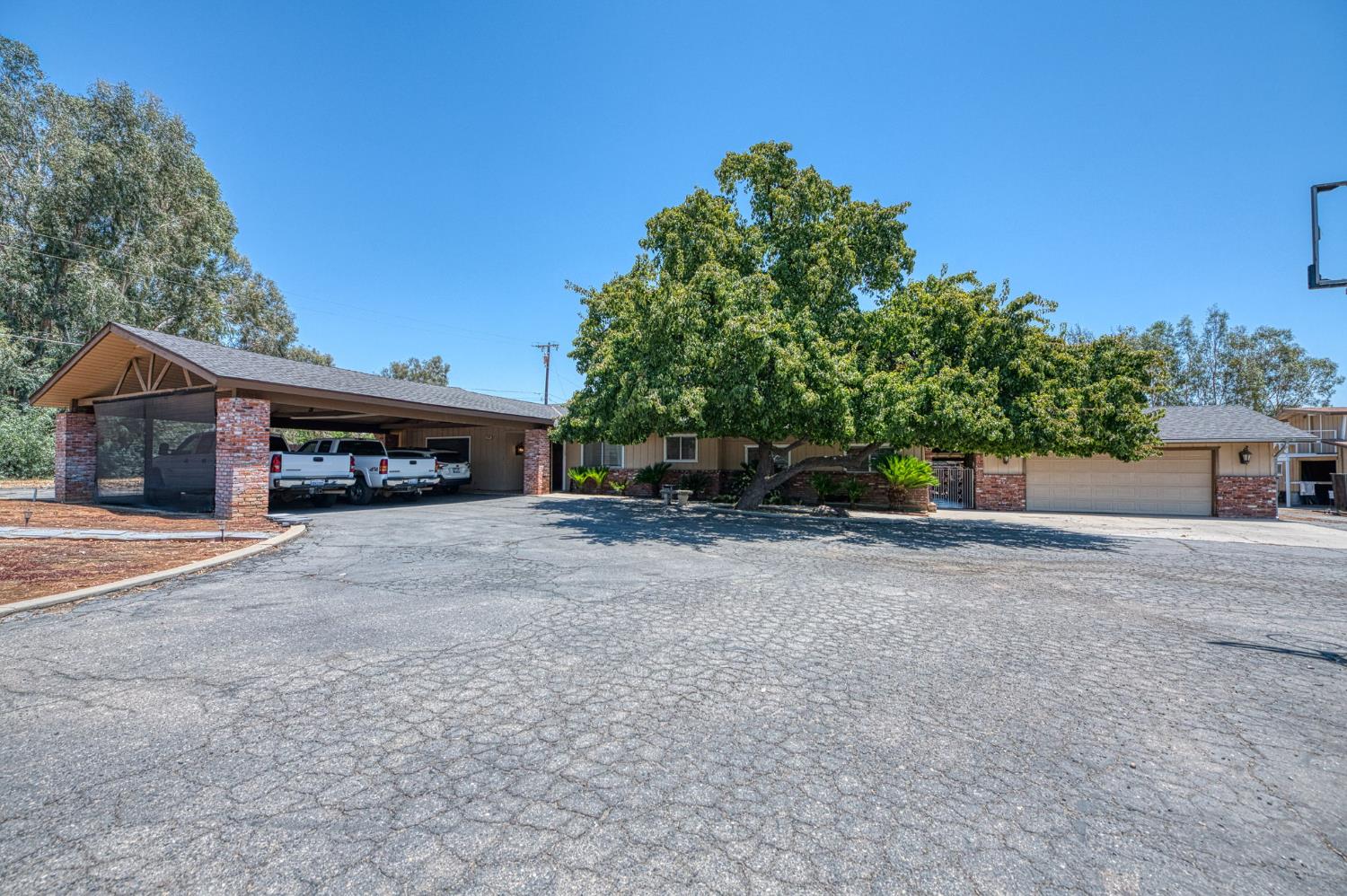 5400 AMBER Ave, Clovis, CA 93619
