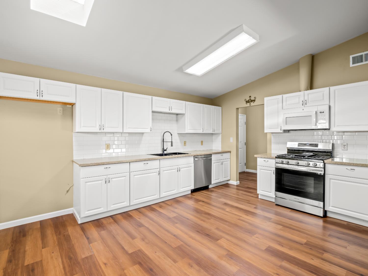 1416 Cherry Ln, Clovis, CA 93612