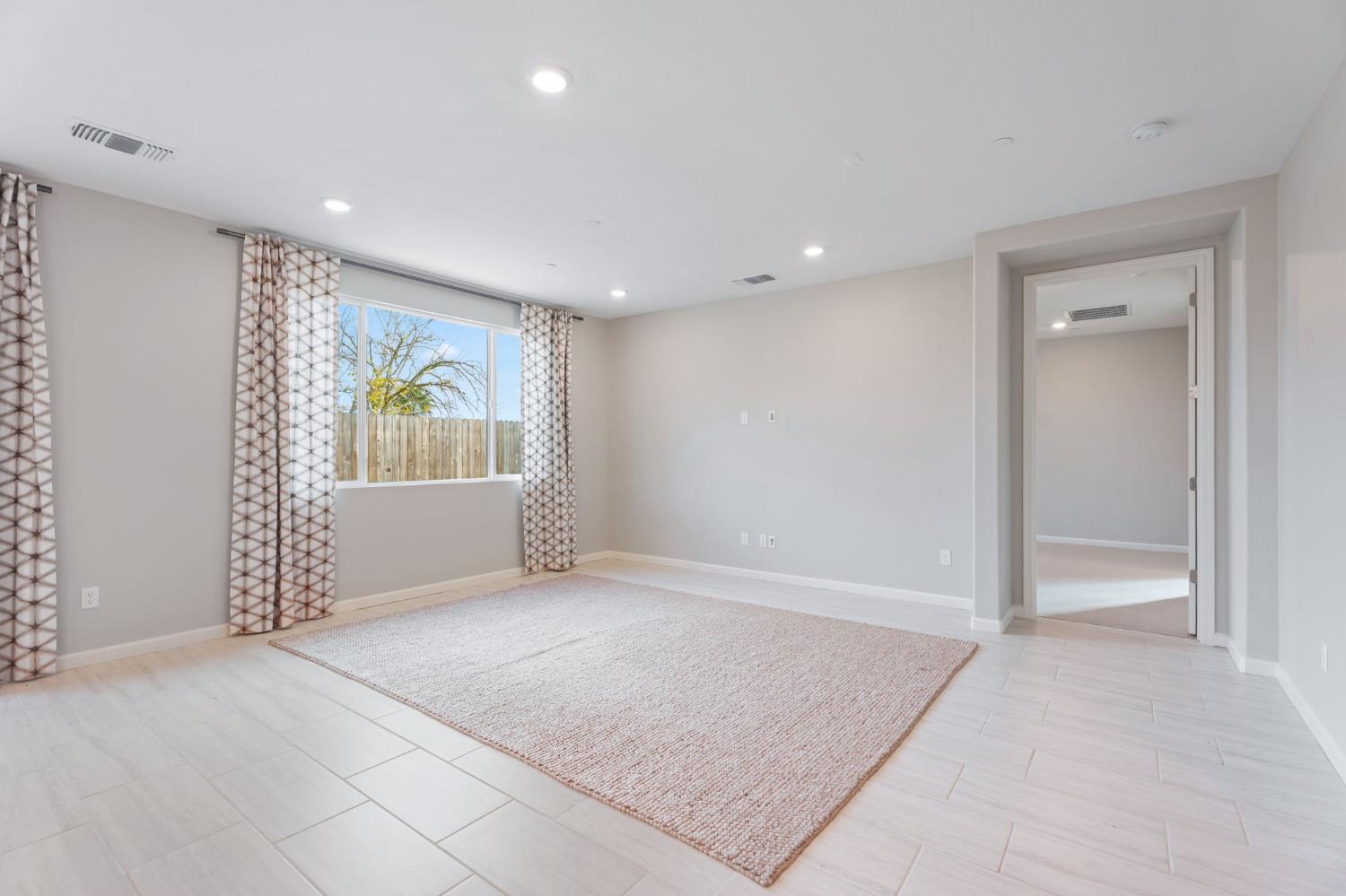 3215 Lourdes Ave, Clovis, CA 93619