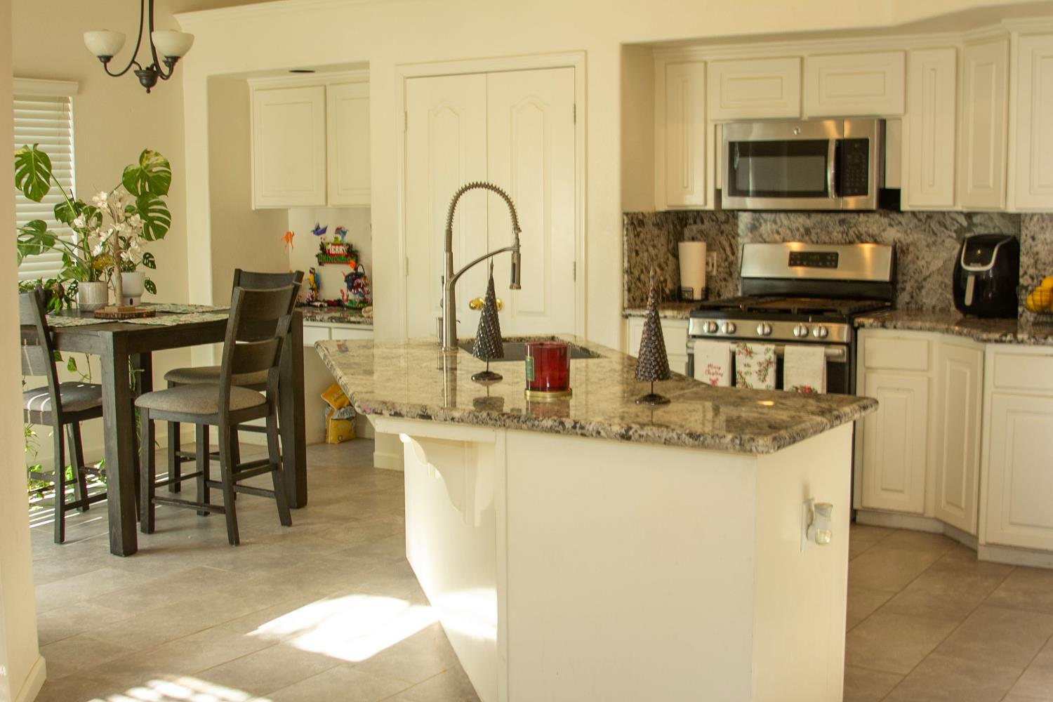 62 N Helm Ave, Clovis, CA 93612