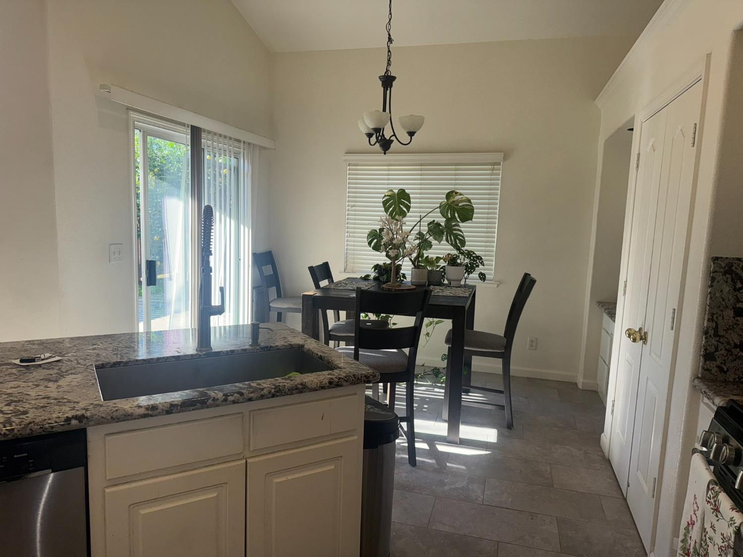 62 N Helm Ave, Clovis, CA 93612