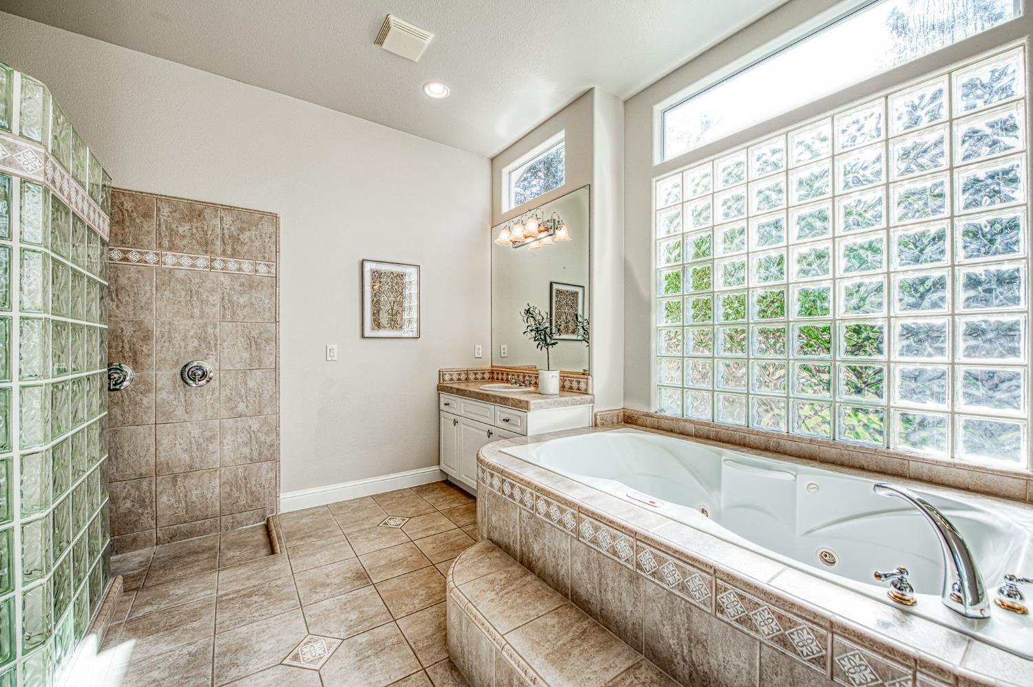 12437 N Via Tuscania Ave, Clovis, CA 93619