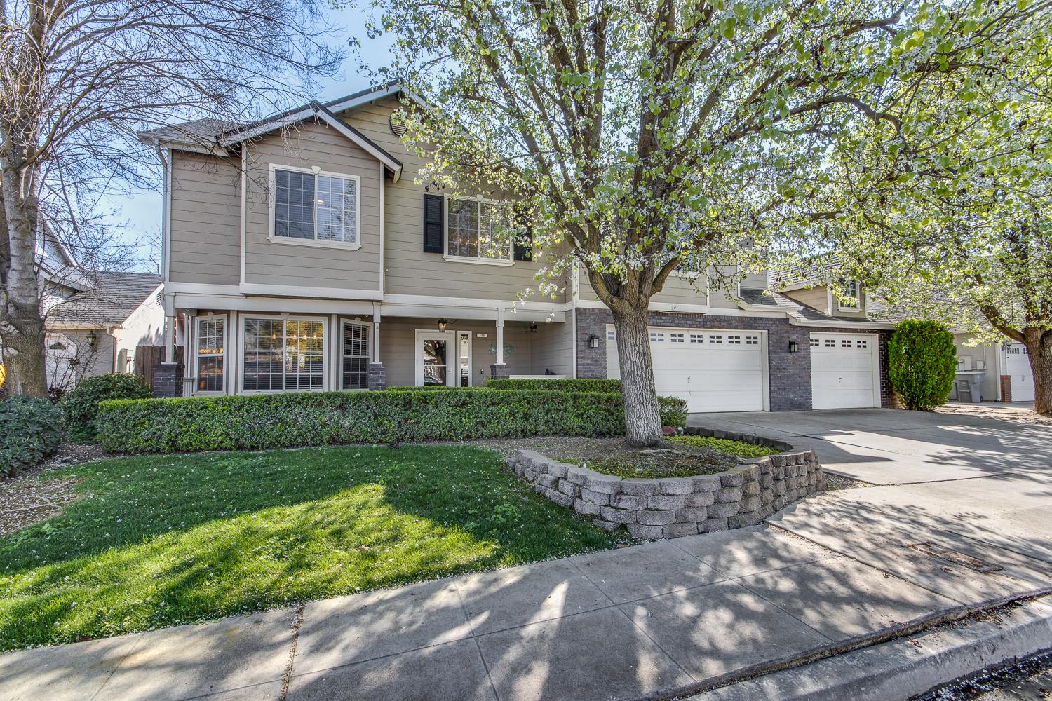 166 Bedford Ave, Clovis, CA 93611