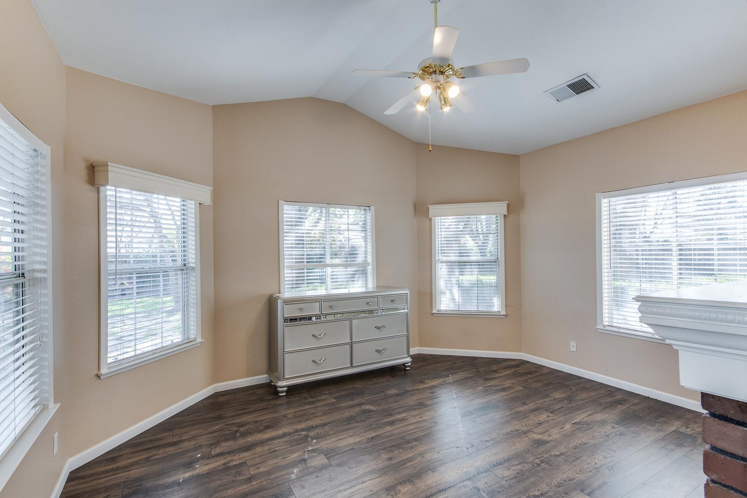 166 Bedford Ave, Clovis, CA 93611