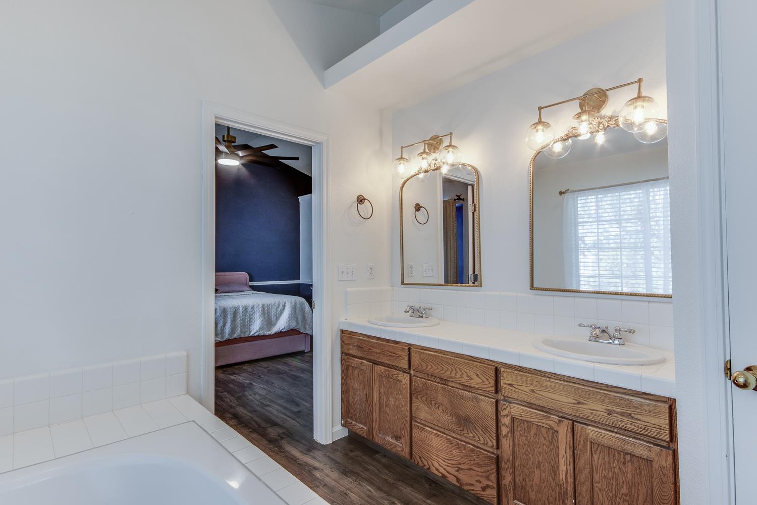 166 Bedford Ave, Clovis, CA 93611